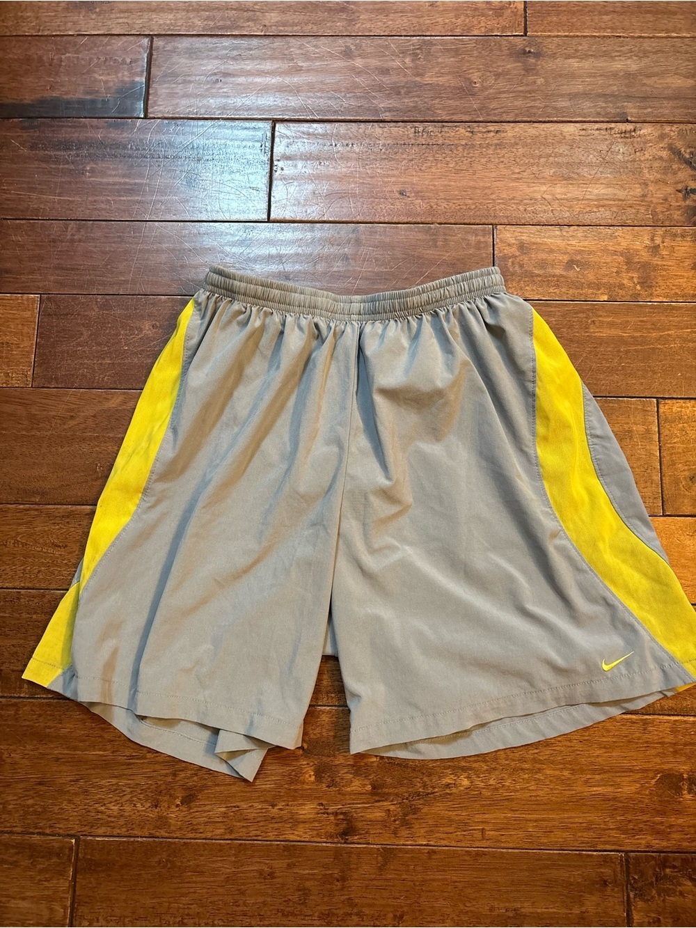 Nike Men’s Gray & Yellow Dri Fit Athletic Shorts large